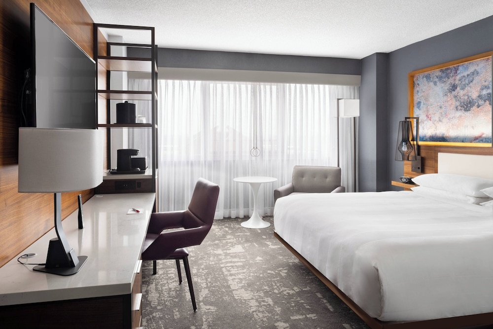 غرفة بسرير كينج لذوي الإعاقة، Greensboro Marriott Downtown 2/3