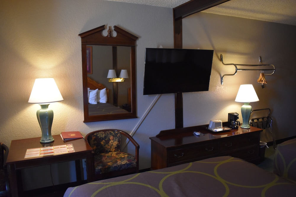 Super 8 By Wyndham Gallup 11/26