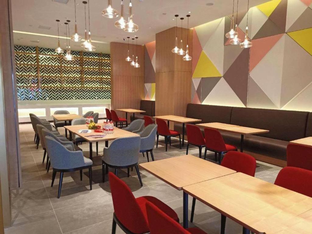 Borrman Hotel (Jining Rencheng District Government Zhongde Plaza) 32/42