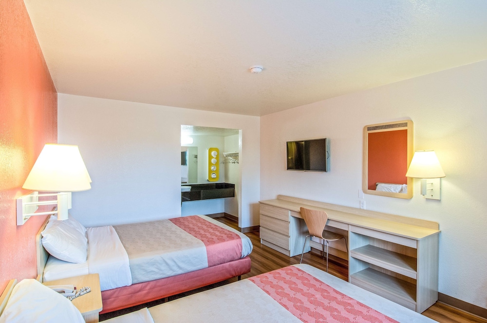 Motel6 Redding, CA - South 18/36