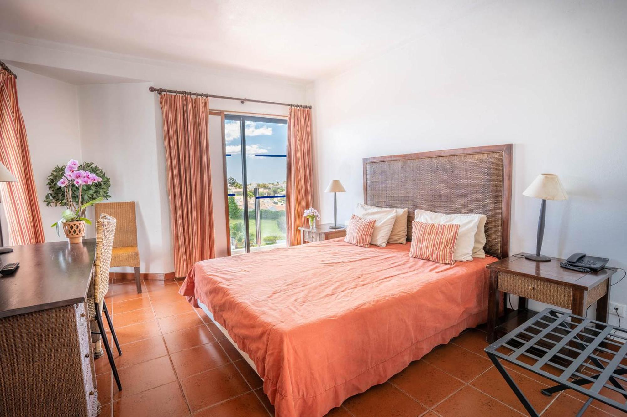 Suite, Queen Bed, Pool View