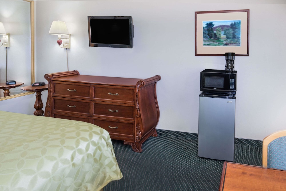 Days Inn by Wyndham Ontario Airport 18/23