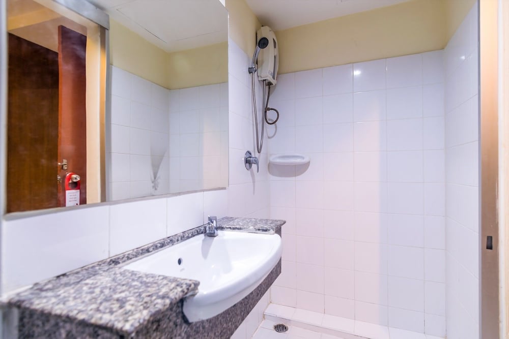 18 Coins Budget Hotel 13/67