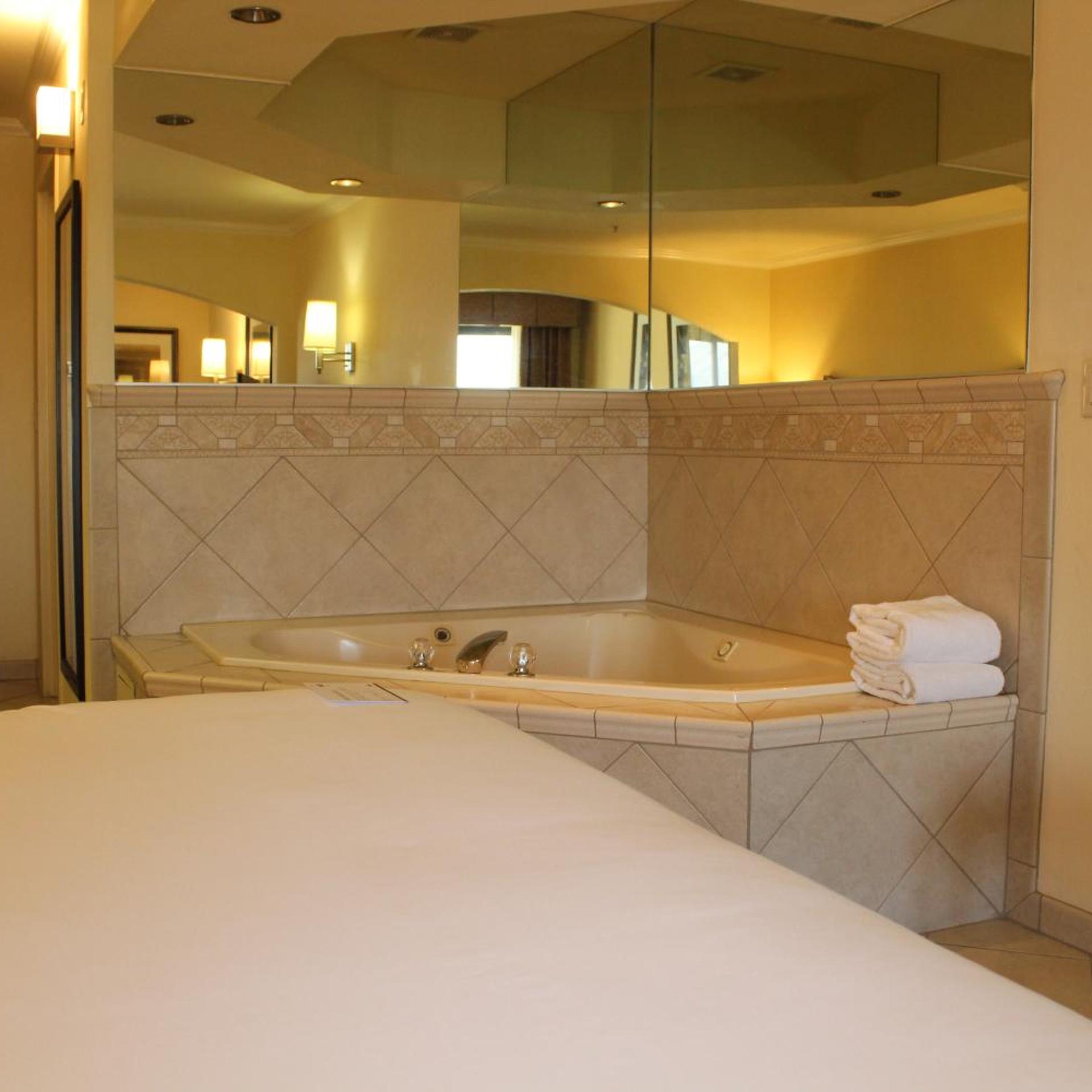 جناح، Holiday Inn Express Hotel Suites Tucson Mall 9/10