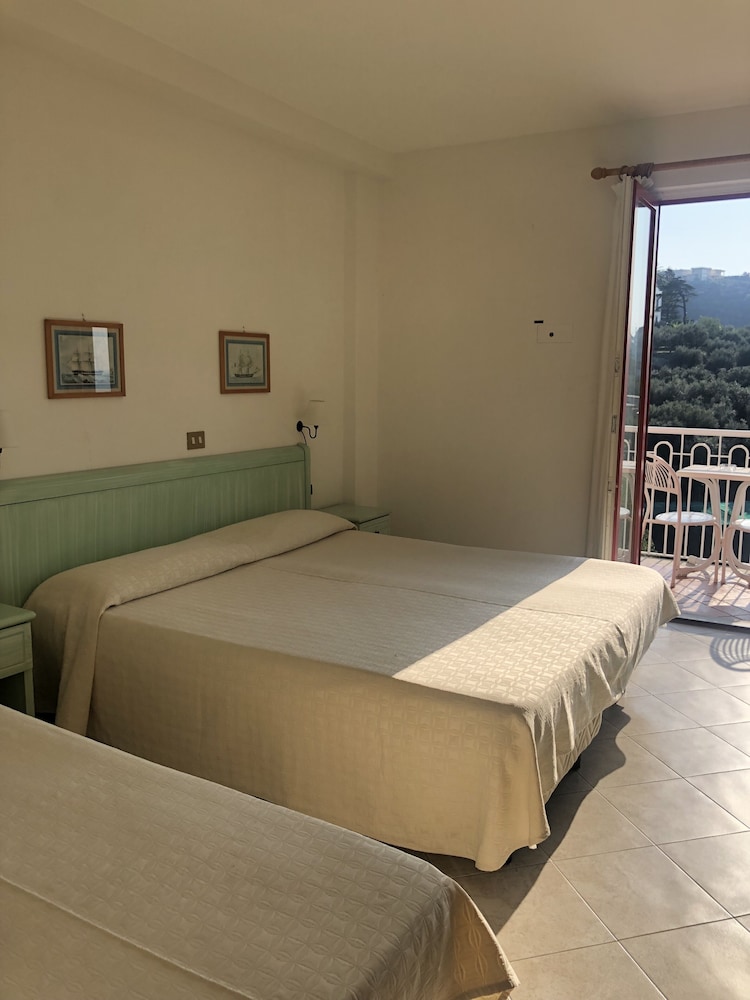 CLASSIC, TRIPLE, BALCONY