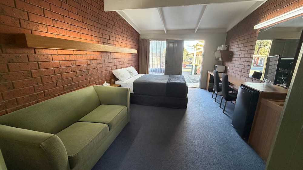 THE ABBOTSWOOD MOTOR INN 28/36