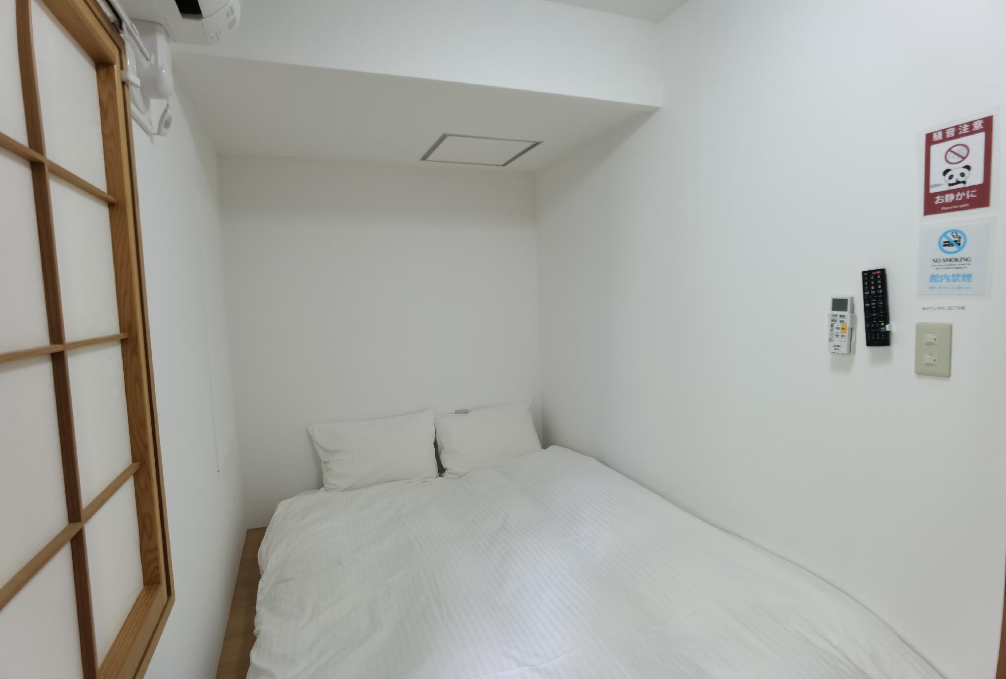 غرفة بسرير مزدوج