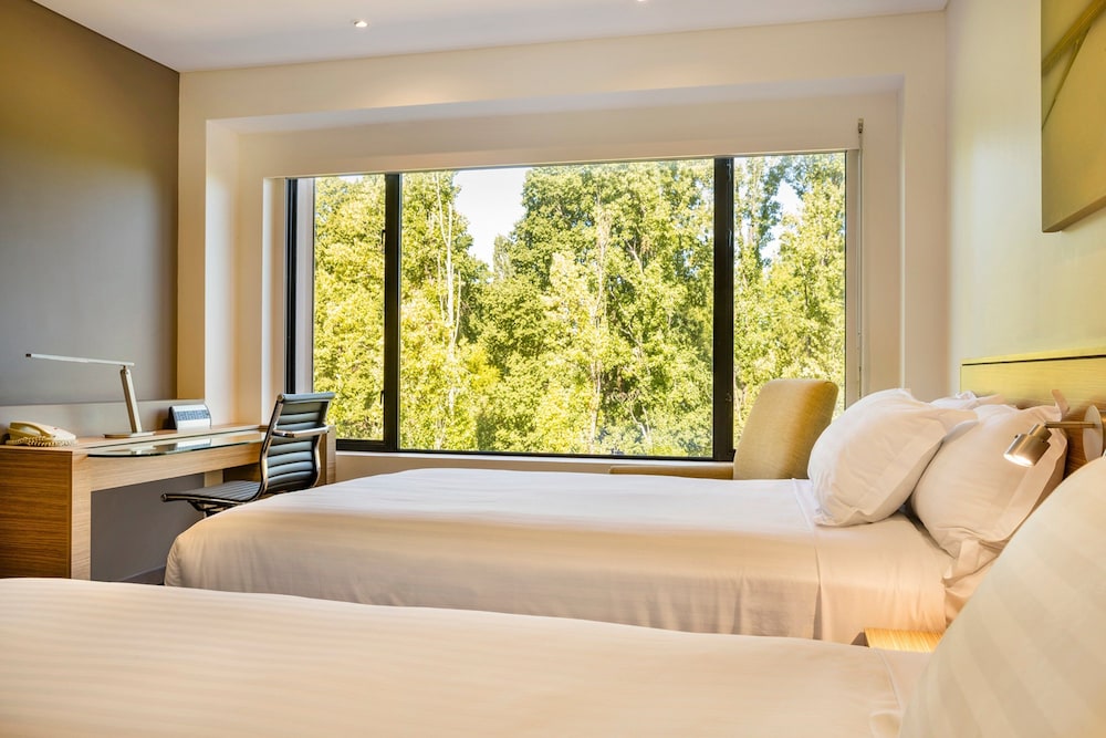 Crowne Plaza Canberra 28/81