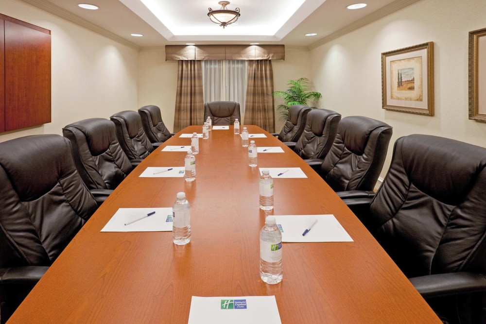 Holiday Inn Express Hotel Suites Waxahachie 66/74