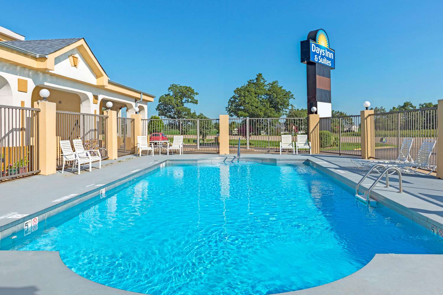 Days Inn & Suites by Wyndham Osceola AR 11/19