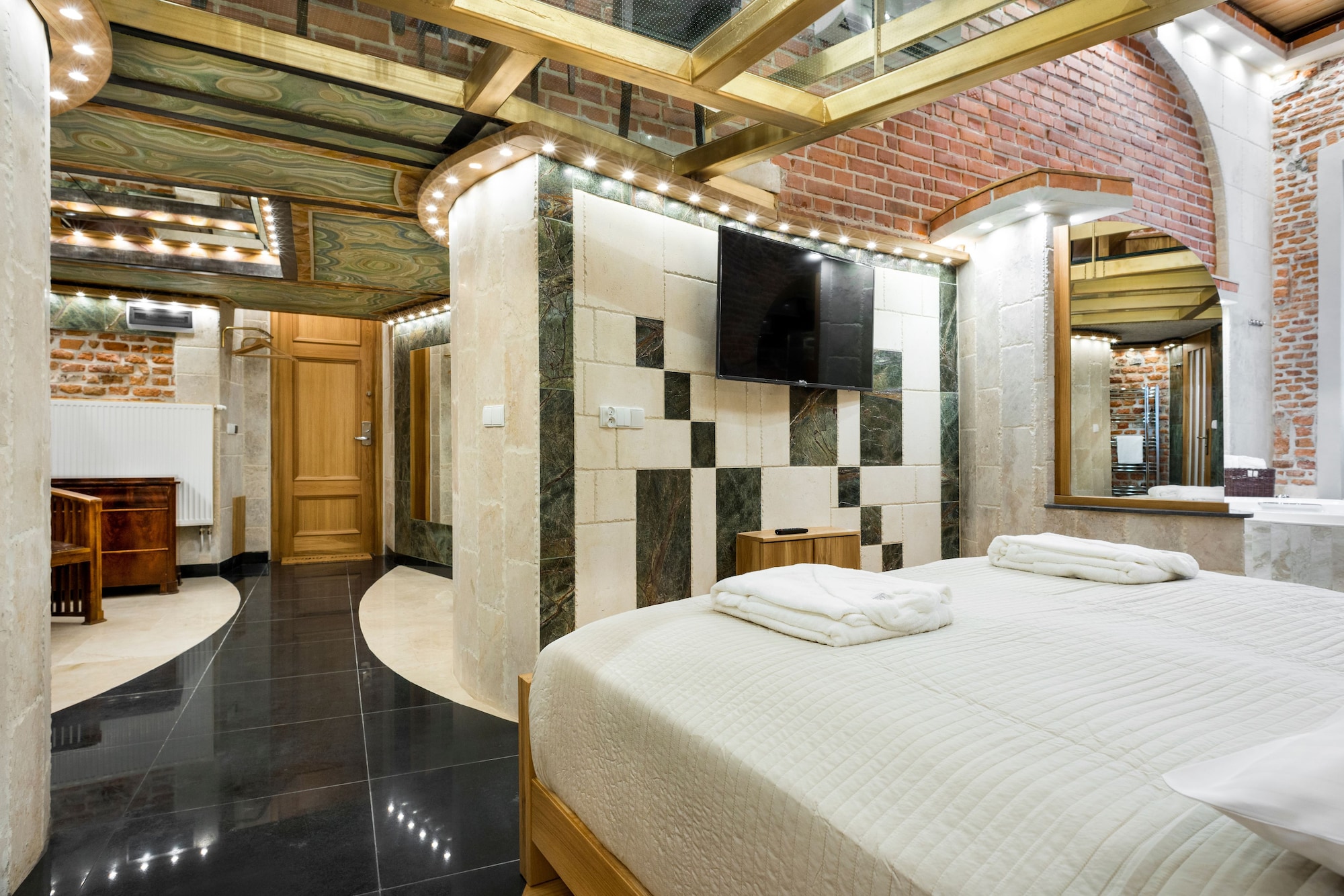 DELUXE, SUITE, KING BED