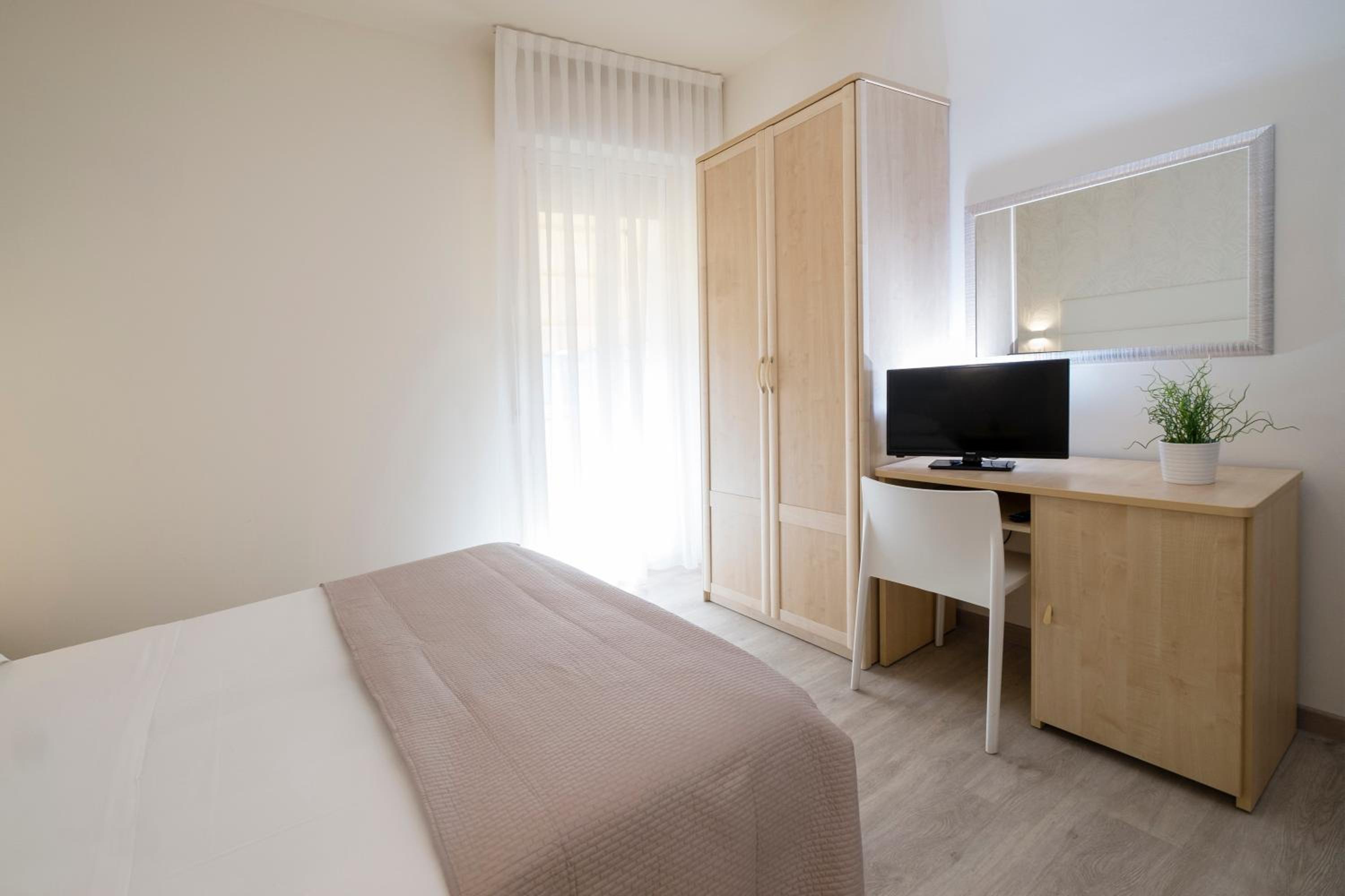 Standard, Double or Twin Bed 3/10