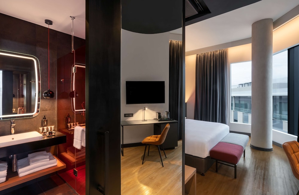 Radisson RED Hotel, Johannesburg Rosebank 25/75