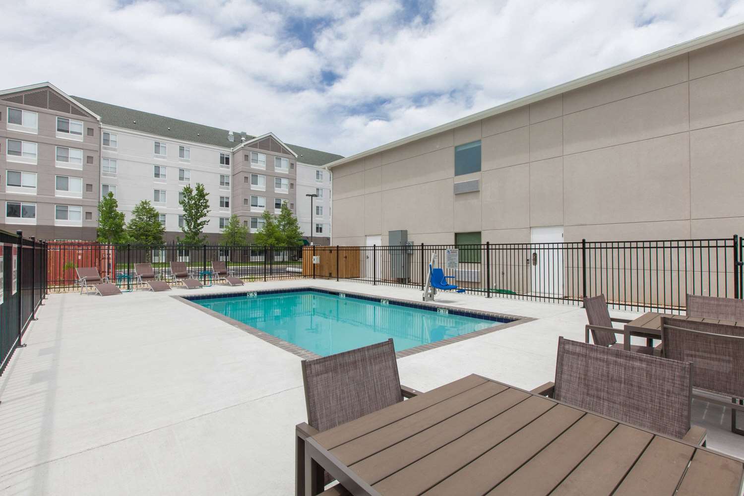 Days Inn By Wyndham Baton Rouge Airport 12/16