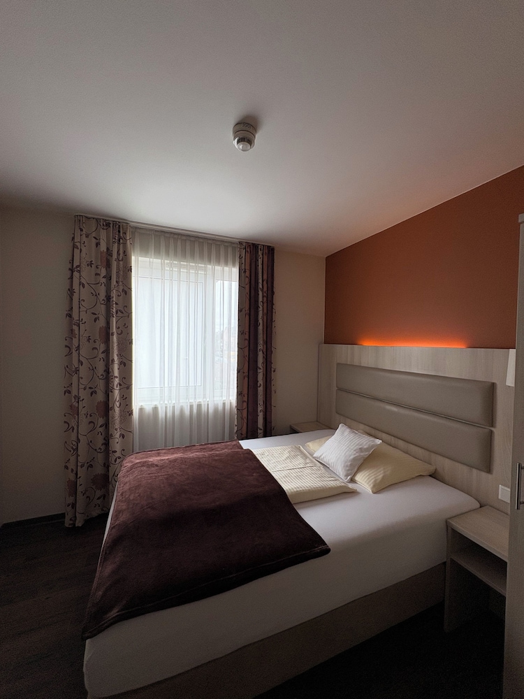 ROOM, SINGLE, SINGLE BED