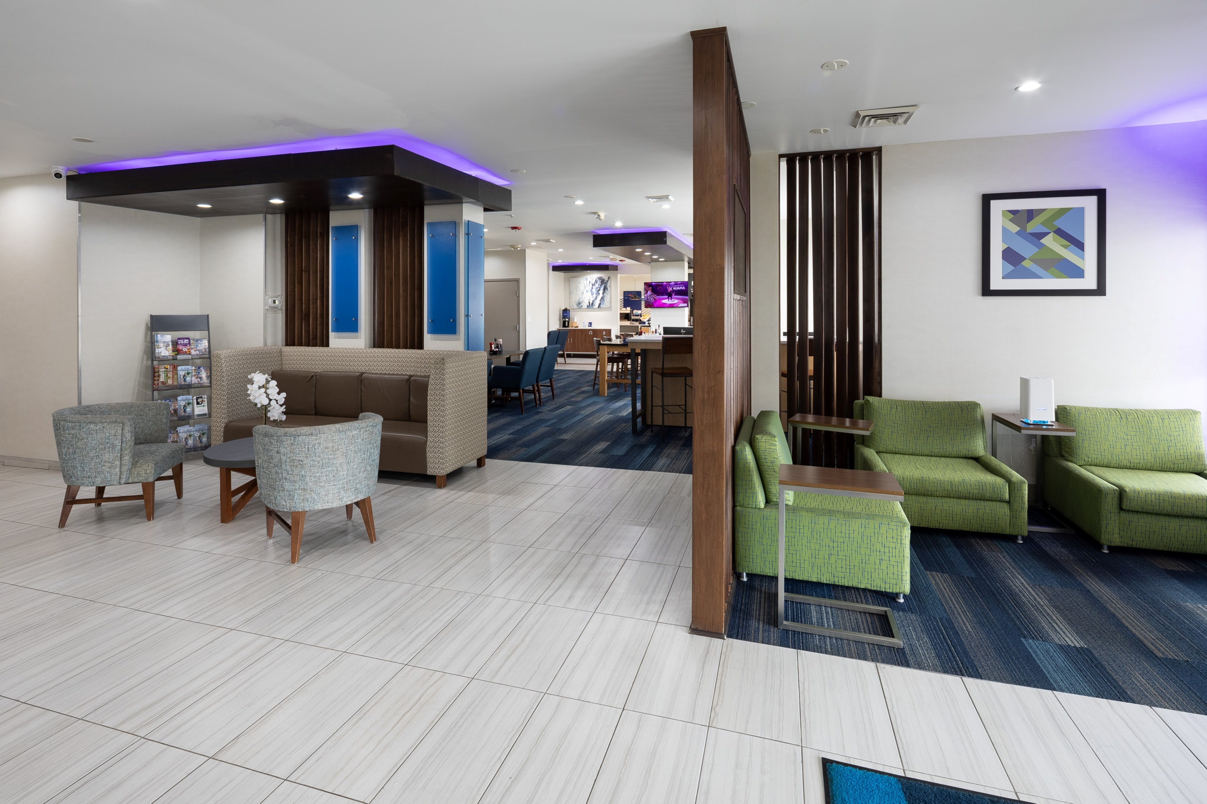 Holiday Inn Express and Suites Chicago West St Charles an IHG Hotel 48/72