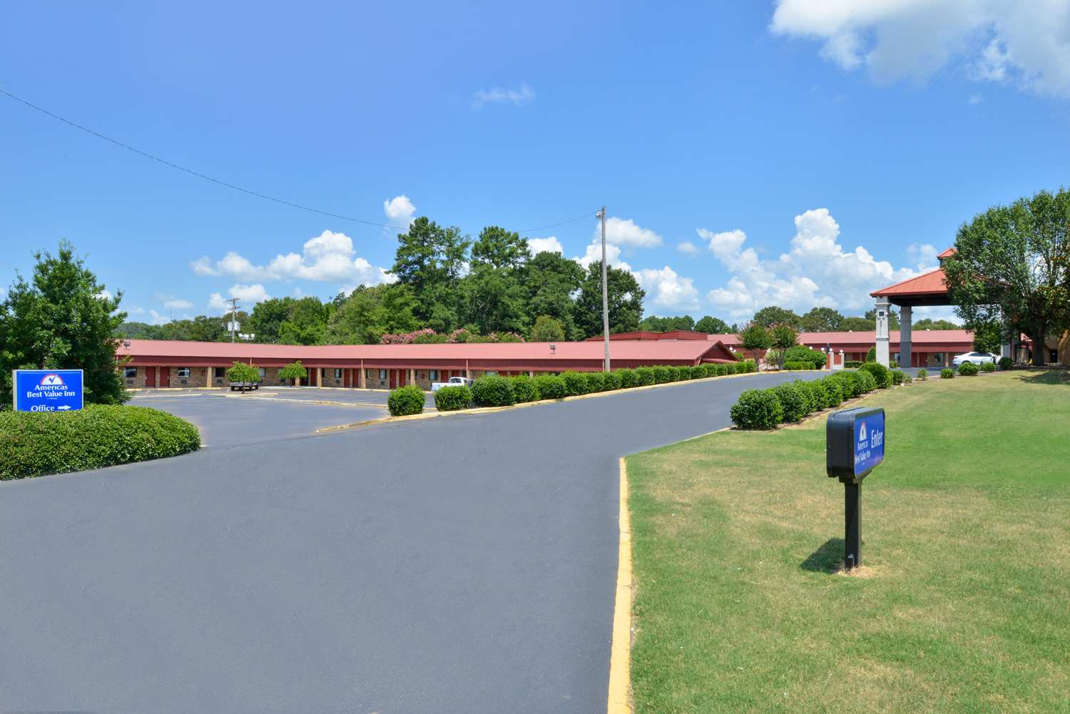 Americas Best Value Inn Batesville 32/33