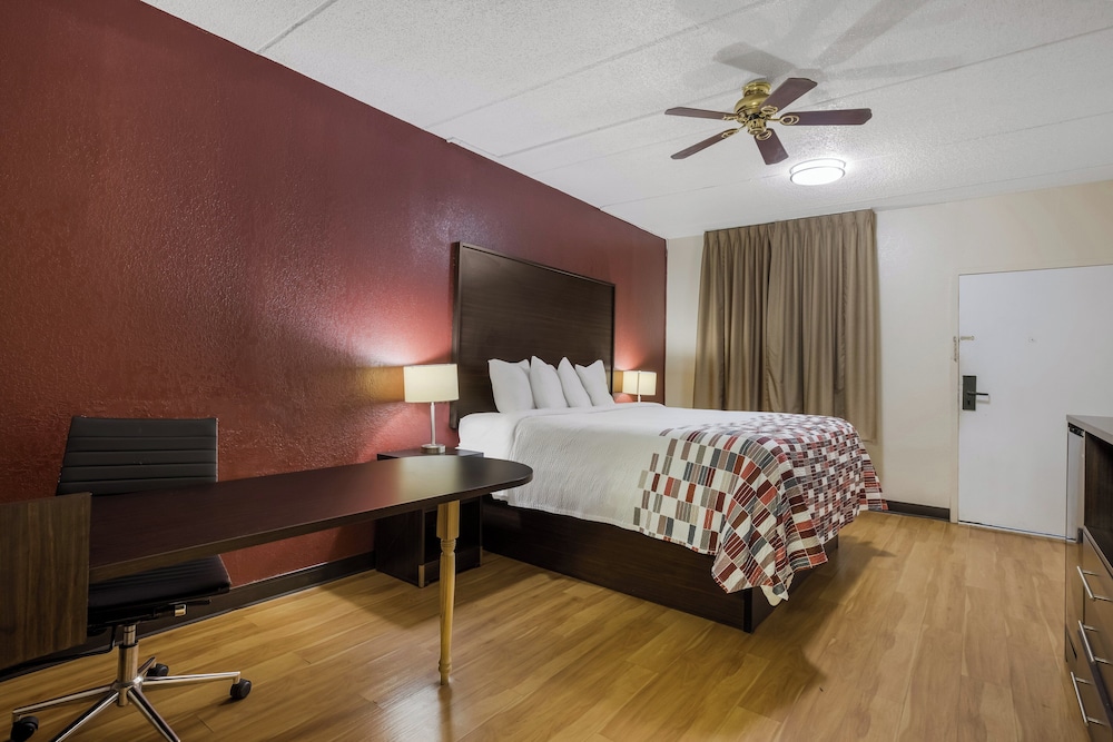 Red Roof Inn & Suites Statesboro - University 17/45