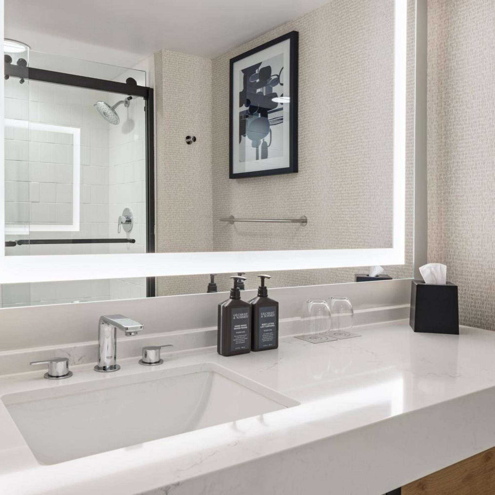 Guest Room, King Bed, Club Floor, High Floor، SHERATON OVERLAND PARK HOTEL AT THE CONVENTION CENTER 7/7