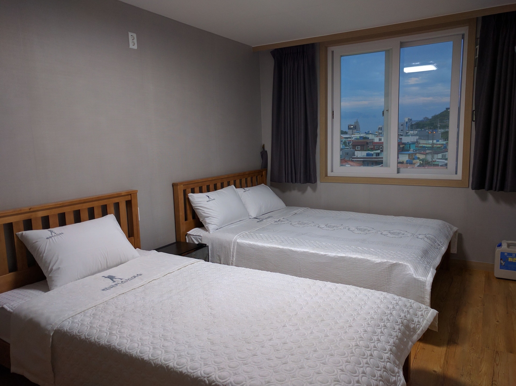 BASIC, TRIPLE, 1 QUEEN AND 1 SINGLE BED, CITY VIEW