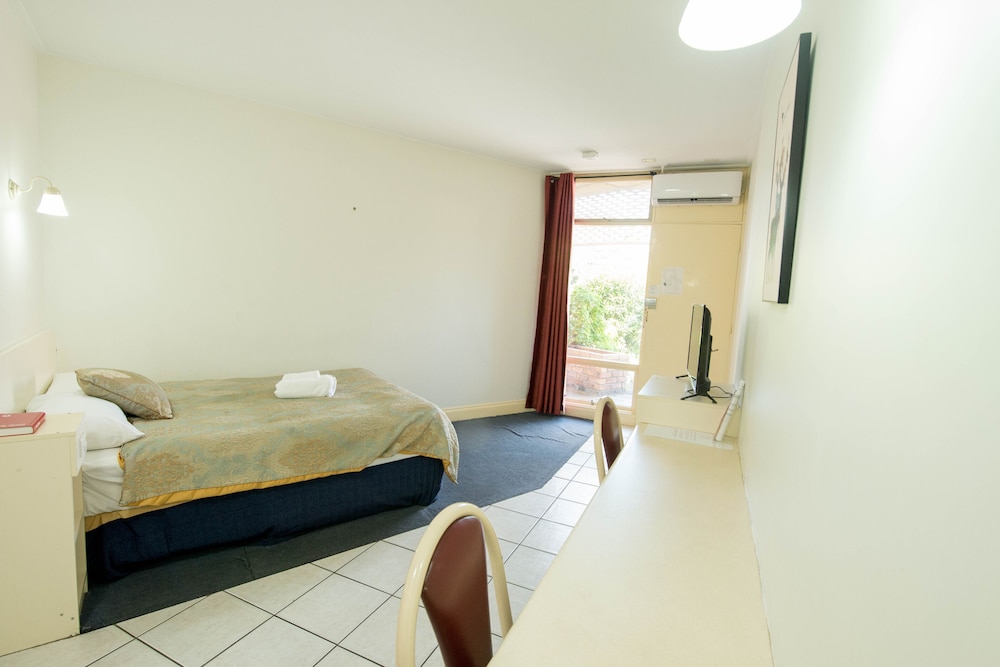 JACKSONS MOTOR INN 33/74