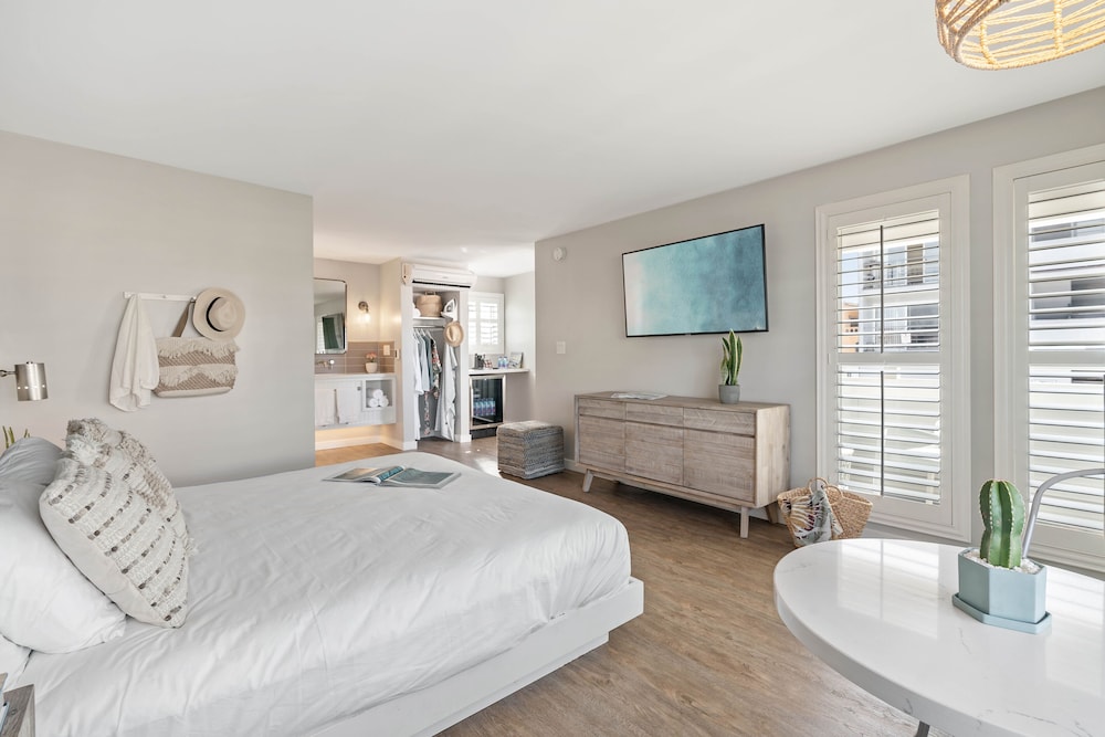 غرفة بسرير كينج بإطلالة على البحر بشرفة، Sea Sprite Hotel 3/8