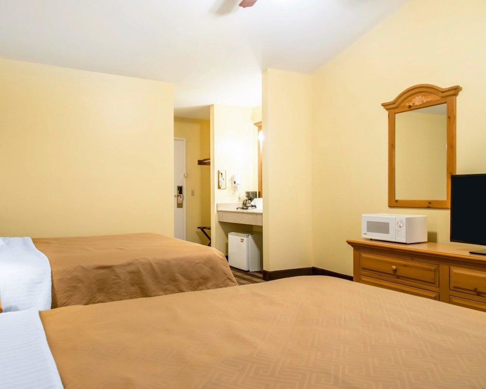 Econo Lodge Inn & Suites Eau Claire South 13/33