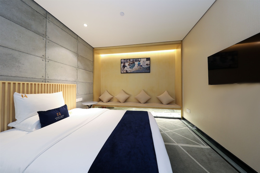 Arrivee Hotel 3/42