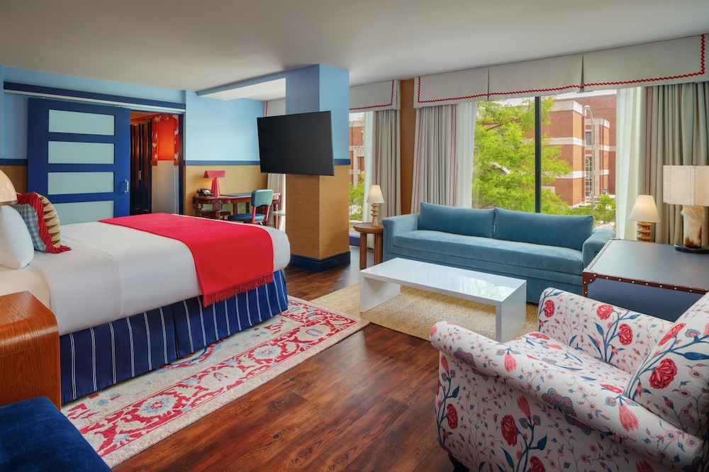 Deluxe, King Bed, University View