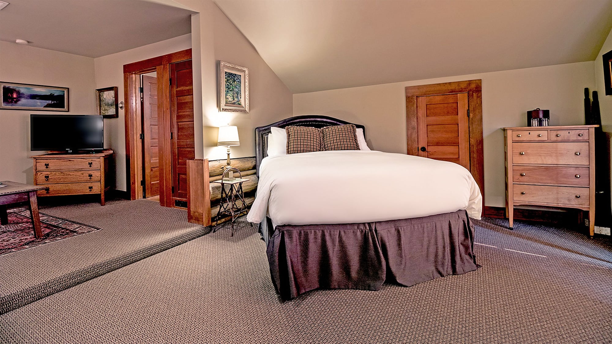 Lodge, Queen Bed, Sofa, Balcony
