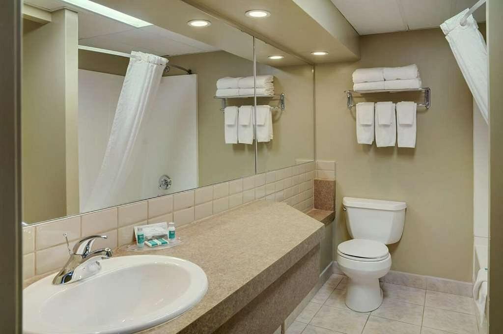 Room, 2 Queen Beds, Outdoor Entrance، Radisson Hotel Fort St. John, BC 5/5