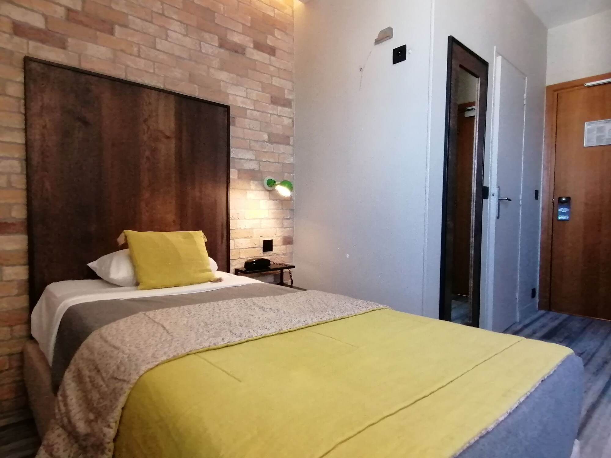 ROOM, SINGLE