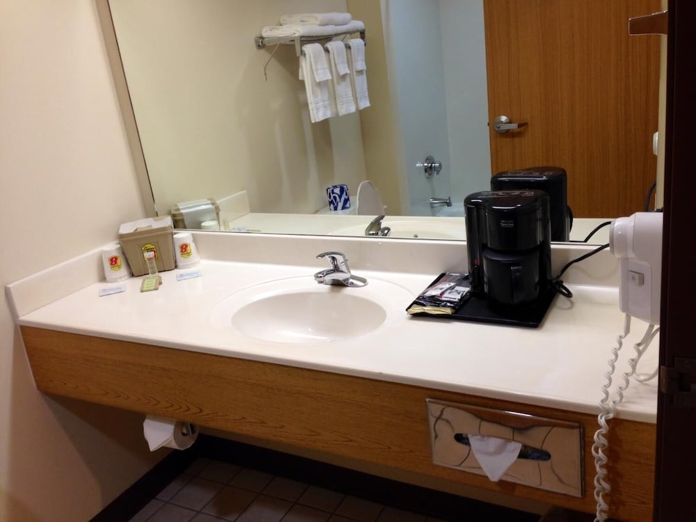 Super 8 by Wyndham Ava MO 23/24