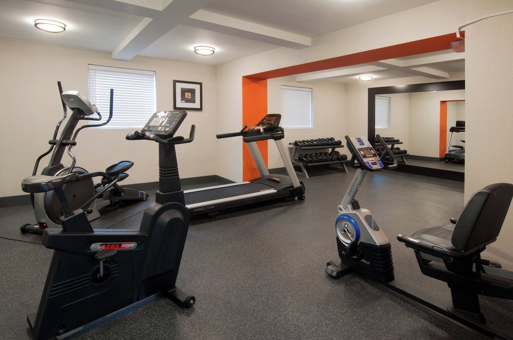 Holiday Inn Express Hotel And Suites Nashville I 40 And I 24 Spence Ln 25/37