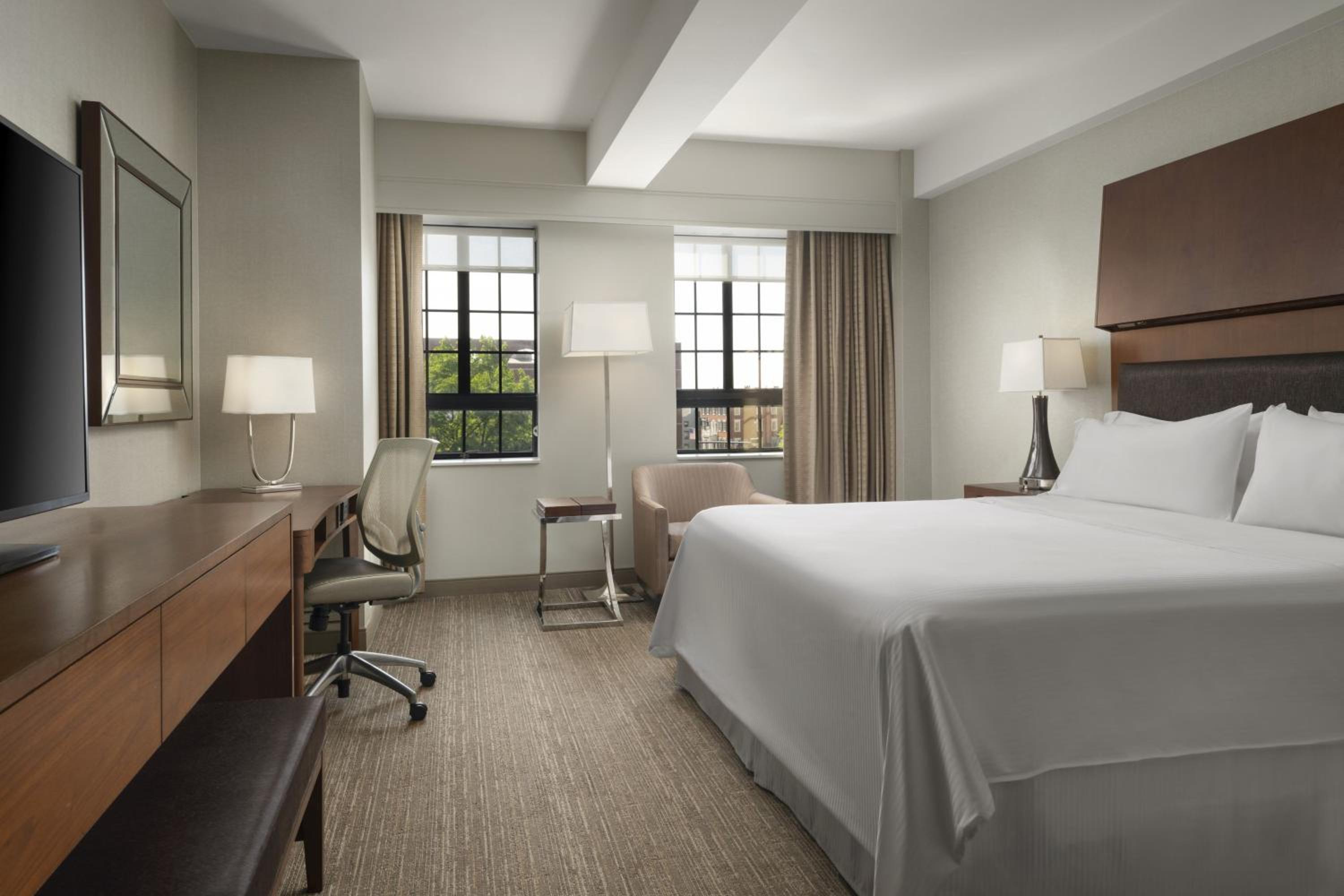 Traditional, King Bed, Accessible