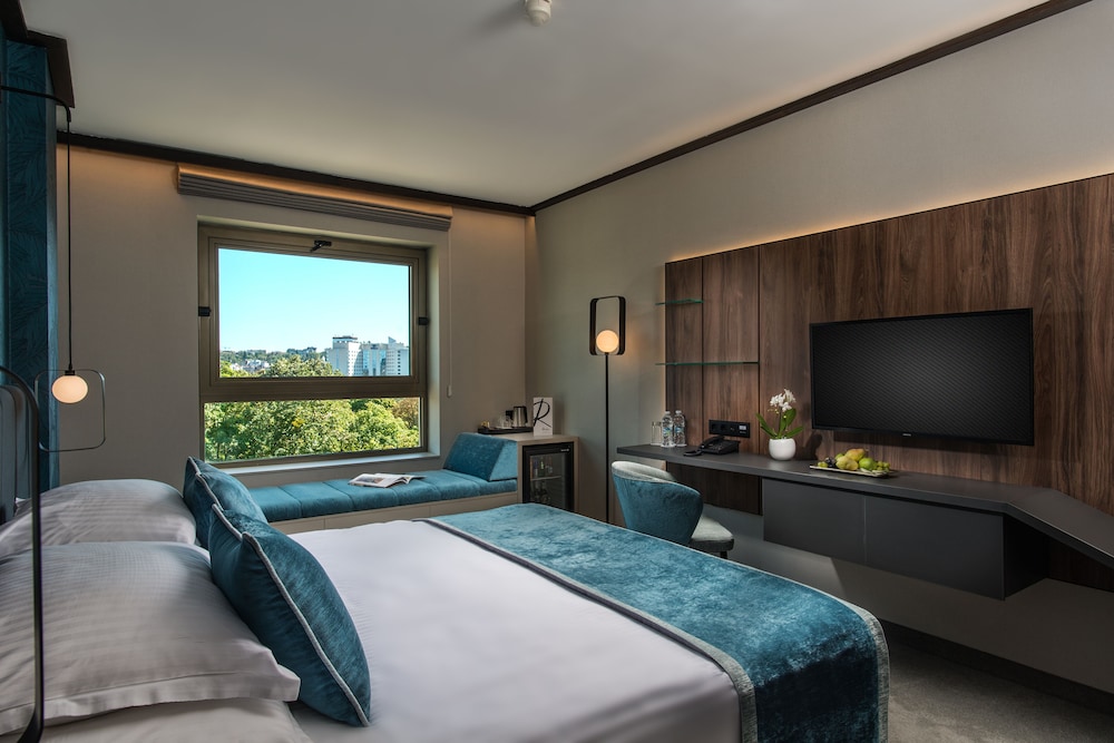 Lounge, Superior, Queen Bed, City View
