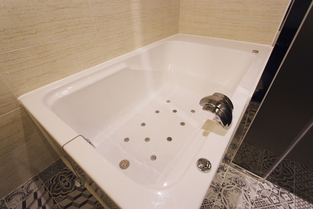 Brown-Dot Hotel Daegu Hyukshin Doshi 50/50