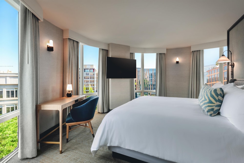 Monument, Suite, King Bed, Sofa