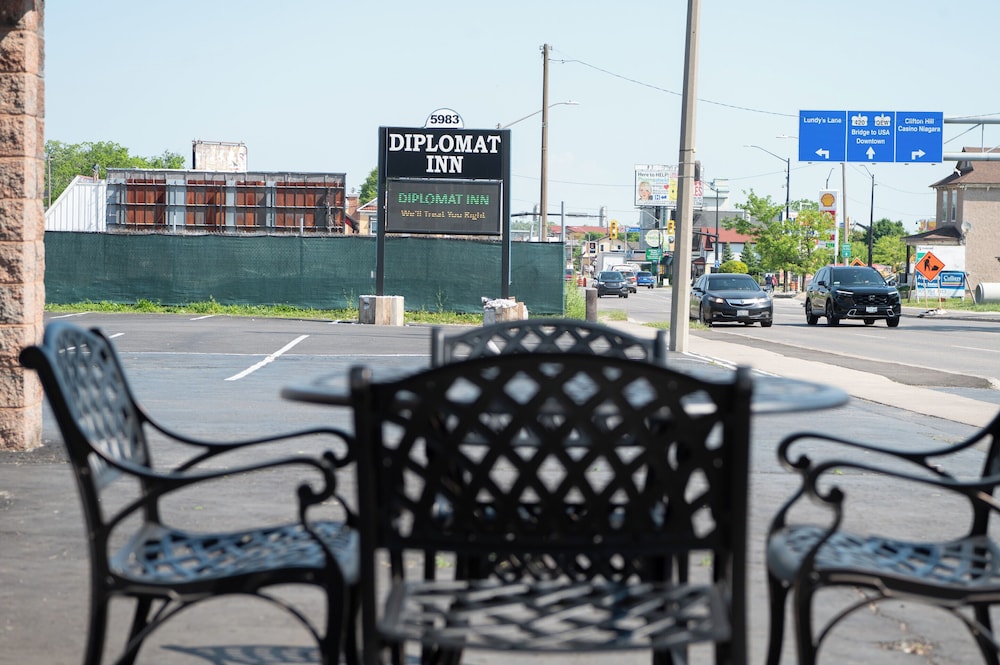 Diplomat Inn 54/58