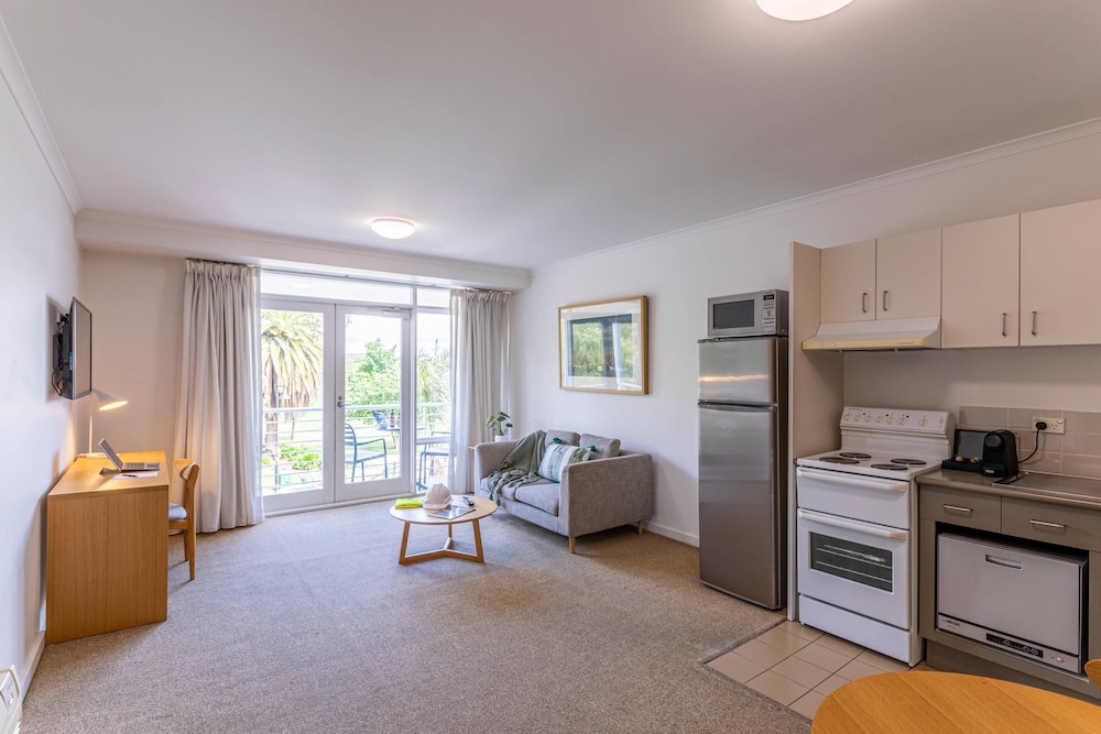 EFFICIENCY, SUITE, QUEEN BED