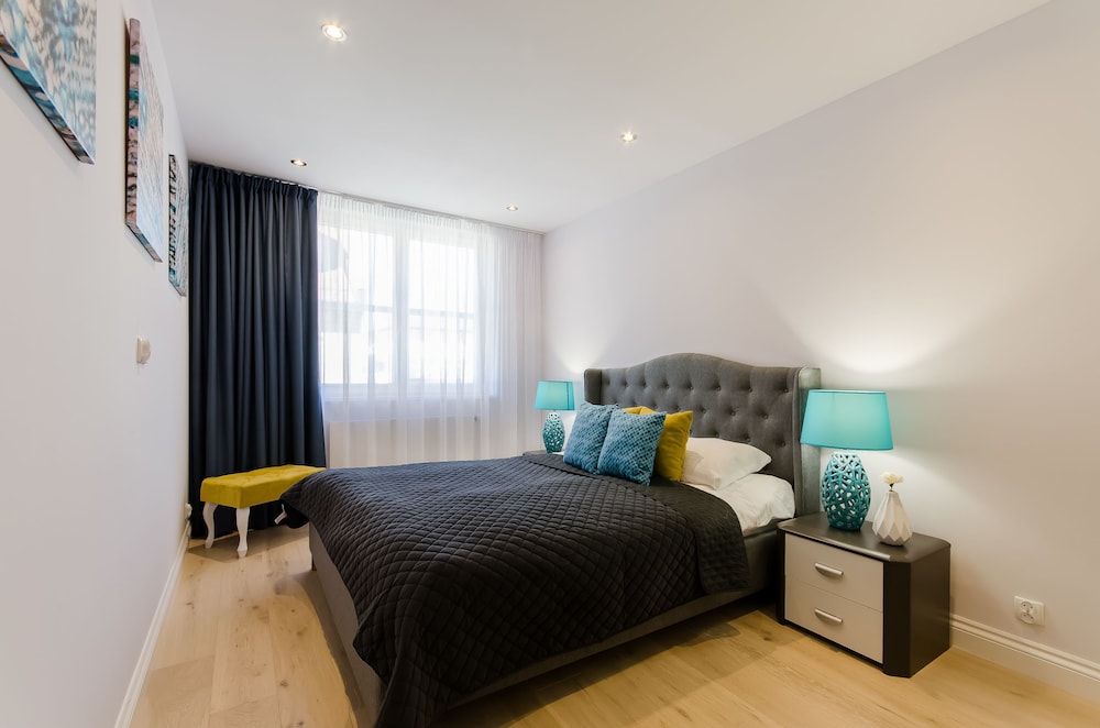EXECUTIVE, SUITE