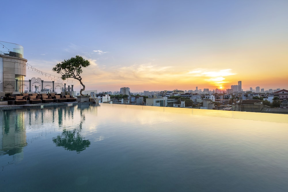 Peridot Grand Luxury Boutique Hotel 46/50