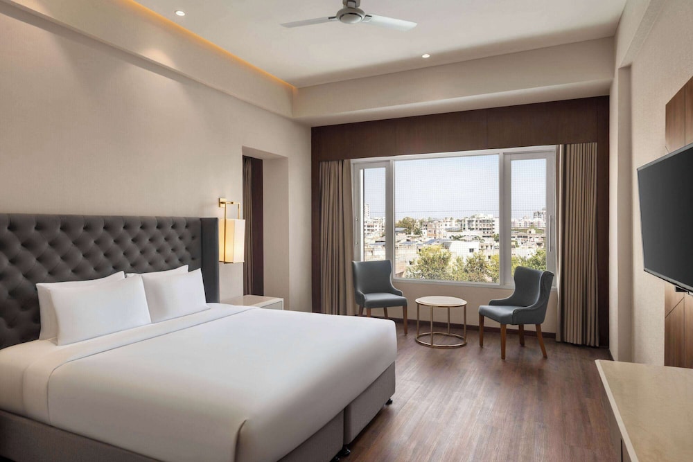 EXECUTIVE, SUITE, KING BED, SMOKING