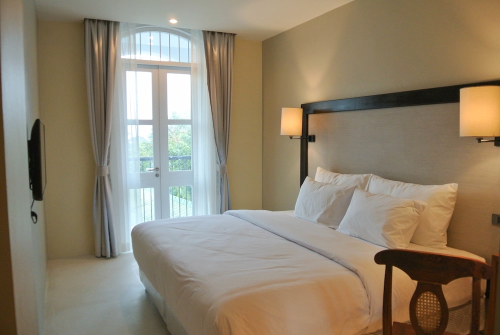LITTLE NYONYA HOTEL 10/50