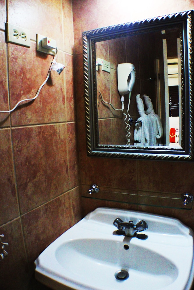 Altamont West Hotel 71/78