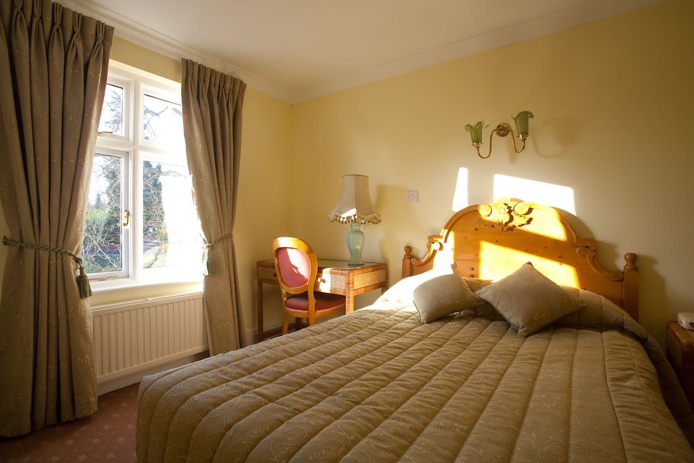 FINES BAYLIWICK HOTEL 13/28