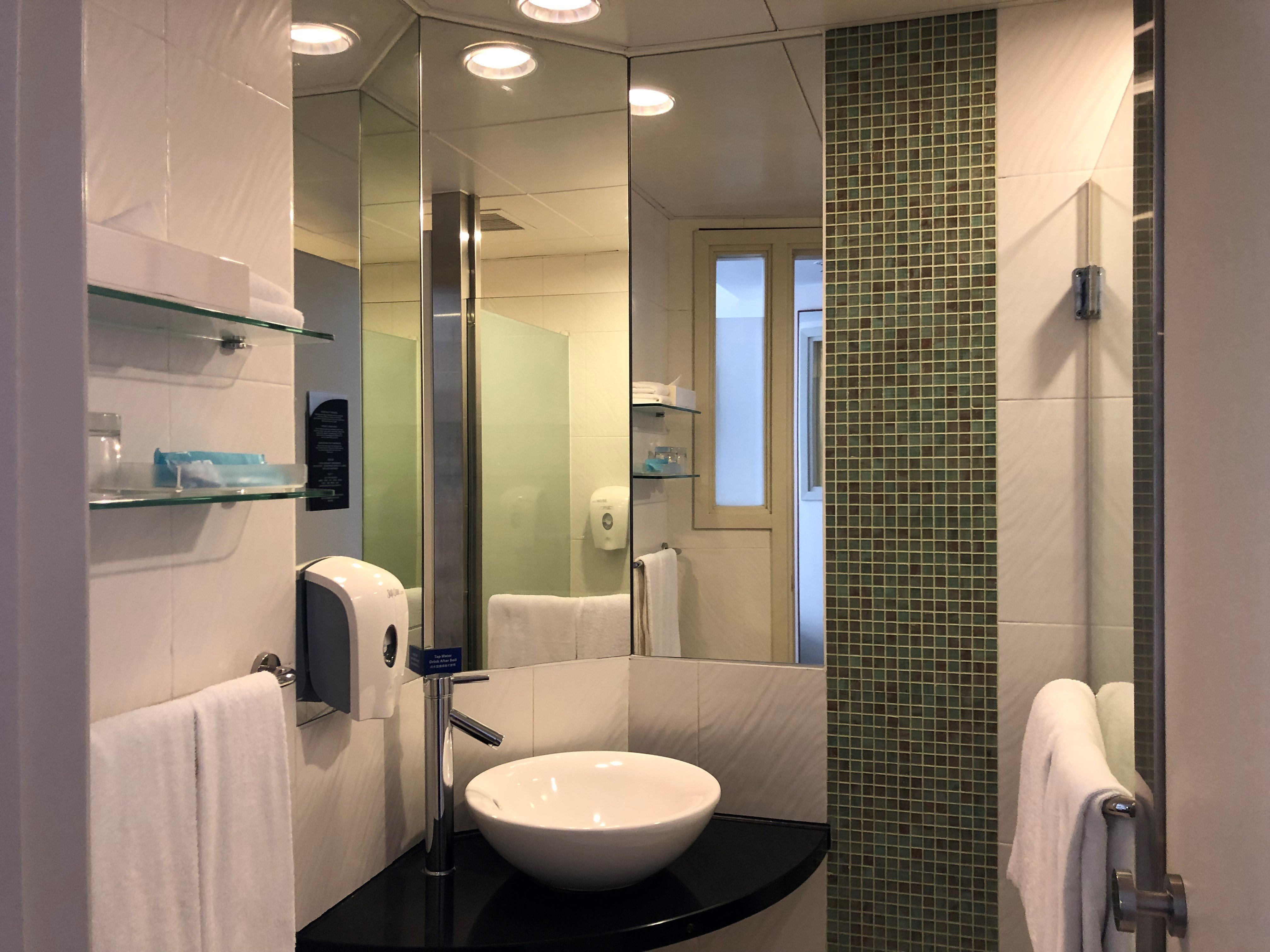 Holiday Inn Express Causeway Bay Hong Kong 75/76