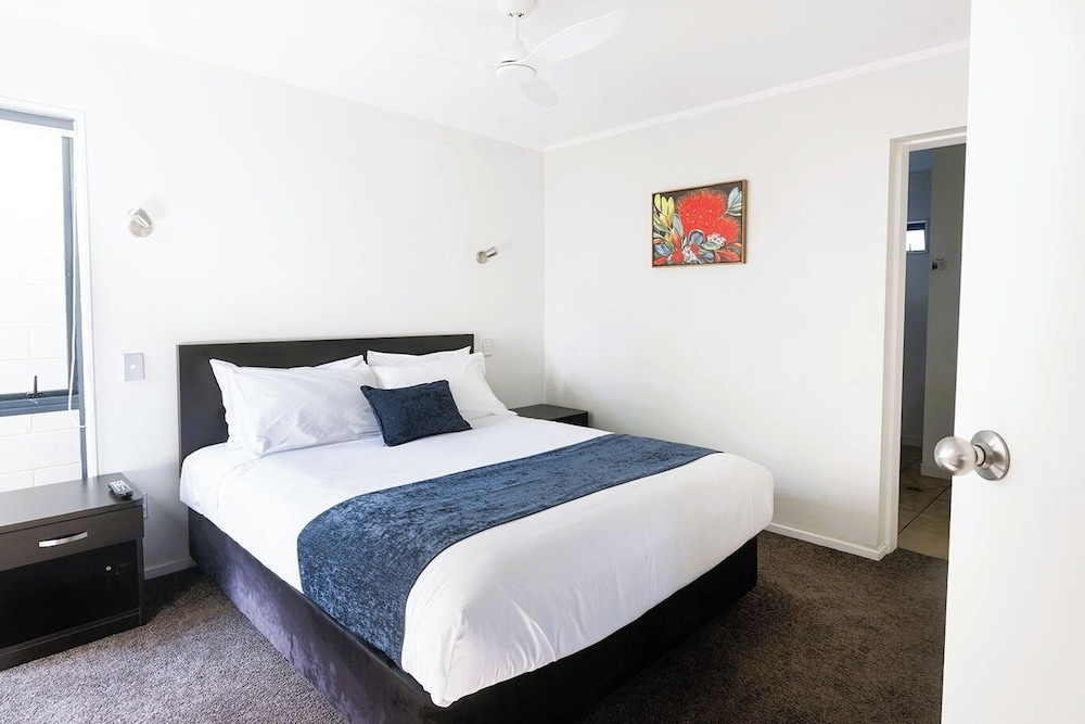 1 Bedroom, Suite, 1 Queen and 1 Single Bed