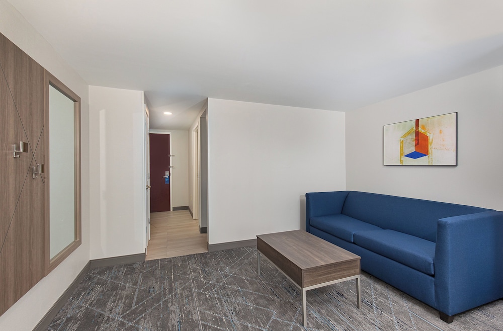 Holiday Inn Express Hotel and Suites Columbus At Northlake 37/57