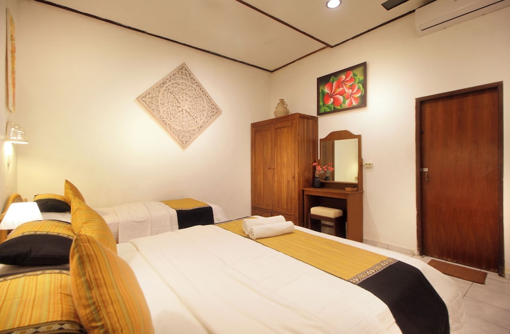 Hotel Jati And Home Stay 35/71